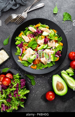 Salade avec du poisson. Salade de légumes frais au Saumon Filet de poisson. Filet de saumon avec une salade de poissons et de légumes frais sur la plaque Banque D'Images