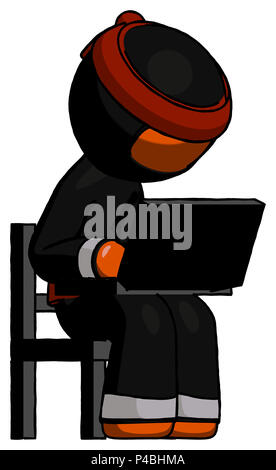 Guerrier ninja Orange man using laptop computer while sitting in chair l'angle droit. Banque D'Images