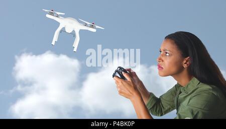 Femme aux commandes d'un drone silhouette dans le ciel Banque D'Images