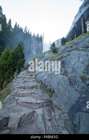 Pierre de granit marches menant jusqu'à la Brume tombe sur Vernal sentier de randonnée dans le Parc National de Yosemite en Californie, USA Banque D'Images