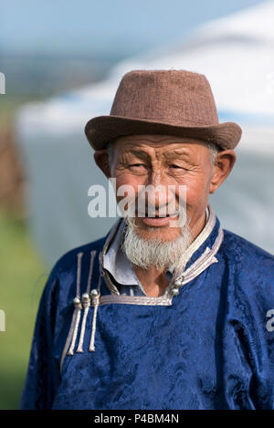Un Mongolan grand père à l'extérieur d'un temps d'été, la yourte, Zhenglanqi Wuyi, Mongolie intérieure, Chine Banque D'Images