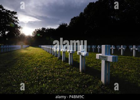 Des rangées de croix double dos à dos dans le Cimetière National français (La nécropole nationale), Jonchery-Sur-Suippe, Champagne, France. Banque D'Images