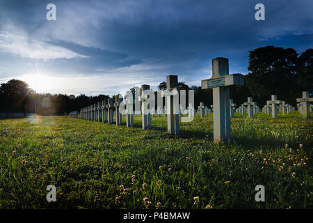 Des rangées de croix double dos à dos dans le Cimetière National français (La nécropole nationale), Jonchery-Sur-Suippe, Champagne, France. Banque D'Images