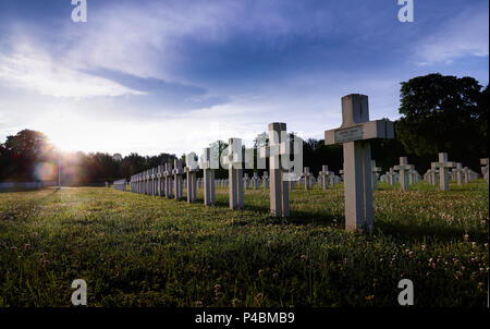 Des rangées de croix double dos à dos dans le Cimetière National français (La nécropole nationale), Jonchery-Sur-Suippe, Champagne, France. Banque D'Images