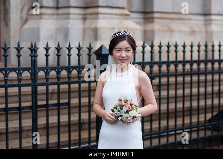 Mariée attend les mariés à la photographie de mariage session, en face de l'église catholique Saint Michel, Quingadao, Heilongjiang Province, China Banque D'Images