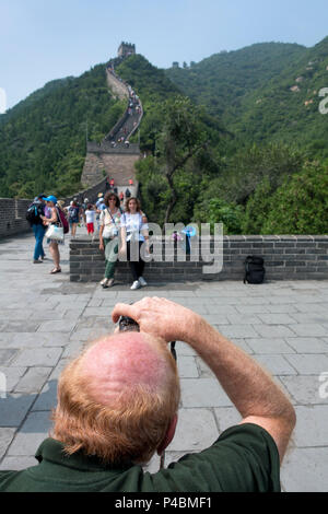 Les visiteurs de l'Italie de prendre des photos sur la section Juyongguan de la Grande Muraille de Chine, Beijing, Chine Banque D'Images