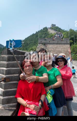 Groupe de femmes mûres pour poser au sommet de la section selfies Juyongguan de la Grande Muraille de Chine, Beijing, Chine Banque D'Images