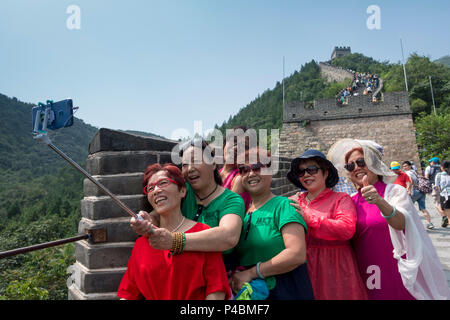 Groupe de femmes mûres pour poser au sommet de la section selfies Juyongguan de la Grande Muraille de Chine, Beijing, Chine Banque D'Images