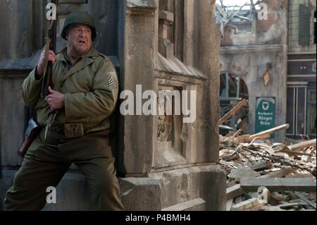 Titre original : LES MONUMENTS DES HOMMES. Titre en anglais : LES MONUMENTS DES HOMMES. Film Réalisateur : GEORGE CLOONEY. Année : 2013. Stars : John Goodman. Credit : FOX 2000 PICTURES / Album Banque D'Images