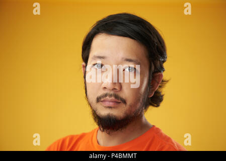 Portrait Portrait de jeune homme asiatique sur fond jaune Banque D'Images
