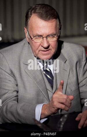 Titre original : The Green Hornet. Titre en anglais : THE GREEN HORNET. Directeur : Michel Gondry Film. Année : 2011. Stars : TOM WILKINSON. Credit : Columbia Pictures / Album Banque D'Images