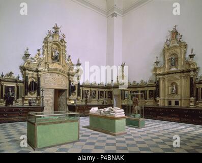 SACRISTIA DE ESTILO HERRERIANO CON RETABLOS DEL SIGLO XVIII CON LA ESCULTURA SEPULCRAL DE DON PEDRO LOPEZ DE MENDOZA NATURAL DE OÑA. Emplacement : MONASTERIO DE SAN SALVADOR, ONA, Burgos, Espagne. Banque D'Images