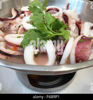 Calmars à la vapeur avec sauce au citron et piment épicé dans fire hot pot. Banque D'Images