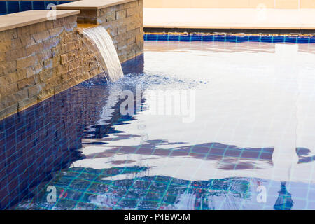 Piscine moderne avec une petite cascade. Banque D'Images
