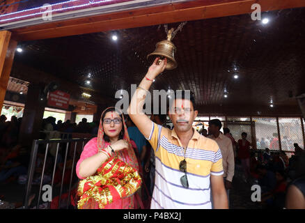 L'Inde. 20 Juin, 2018. Dévot hindou la cloche sonne au cours de l'assemblée annuelle de printemps festival hindou dans TullaMulla au nord-est de Srinagar, le mercredi 20 juin 2018. Bhawani Kheer à Srinagar, à l'origine temple construit au Jammu-et exilé par les hindous du Cachemire, est dédié à la Déesse Devi, Rajnya et populairement connu comme Kheer Bhawani. Credit : Umer Asif/Pacific Press/Alamy Live News Banque D'Images