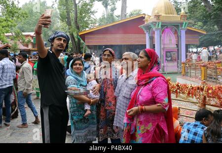 L'Inde. 20 Juin, 2018. Les dévots hindous selfies en tenant au cours de l'assemblée annuelle fête hindoue dans TullaMulla au nord-est de Srinagar, le mercredi 20 juin 2018. Bhawani Kheer à Srinagar, à l'origine temple construit au Jammu-et exilé par les hindous du Cachemire, est dédié à la Déesse Devi, Rajnya et populairement connu comme Kheer Bhawani. Credit : Umer Asif/Pacific Press/Alamy Live News Banque D'Images