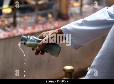 L'Inde. 20 Juin, 2018. Dévot hindou verse du lait dans une source sacrée au cours de l'assemblée annuelle fête hindoue dans TullaMulla au nord-est de Srinagar, le mercredi 20 juin 2018. Bhawani Kheer à Srinagar, à l'origine temple construit au Jammu-et exilé par les hindous du Cachemire, est dédié à la Déesse Devi, Rajnya et populairement connu comme Kheer Bhawani. Credit : Umer Asif/Pacific Press/Alamy Live News Banque D'Images