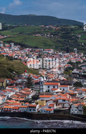 Le Portugal, Açores, île de Faial, Horta, portrait de la ville et de Porto Pim Monte de Guia Banque D'Images