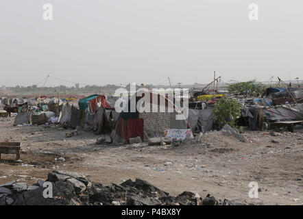 Lahore, Pakistan. 20 Juin, 2018. Prendre une partie des réfugiés pakistanais à la veille de la Journée mondiale des réfugiés à Lahore. Le HCR a déclaré qu'il y avait 51,2 millions de personnes déplacées de force à la fin de 2013, six millions de dollars de plus que l'année précédente. Journée Mondiale des Réfugiés, célébrée sous le thème "standing pour les réfugiés". L'Organisation des Nations Unies pour les réfugiés a déclaré que le Pakistan est le foyer de la plus importante population de réfugiés dans le monde, selon un rapport publié par l'organe international. Credit : Rana Sajid Hussain/Pacific Press/Alamy Live News Banque D'Images