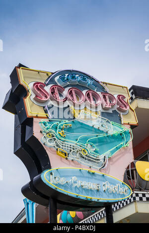 USA, New Jersey, le Jersey Shore, Wildwoods, 1950 architecture de l'époque de Doo-Wop, écopes Cool Ice Cream Parlour, Neon Sign Banque D'Images