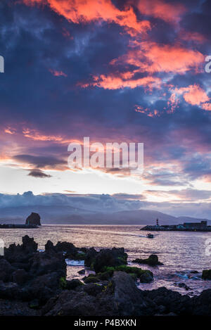 Le Portugal, Açores, l'île de Pico, Madalena, coucher de soleil sur le port Banque D'Images