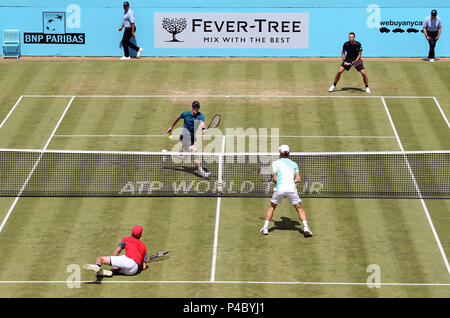 La société britannique Jamie Murray (en haut au net) et du Brésil Bruno SOARES (en haut à droite) en action lors de leur match de double contre la Nouvelle-Zélande Marcus Daniell et Netherland's Wesley Koolhof pendant quatre jours du championnat Fever-Tree au Queen's Club de Londres. Banque D'Images