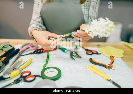 Fleuriste bouquet femelle prépare au travail Banque D'Images