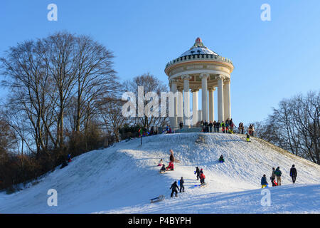 München, Munich, les enfants, pour les enfants, luge, traîneau, traîneau, traîneau, dans le Monopteros Englischer Garten (jardin anglais), Upper Bavaria, Bavaria, Germany Banque D'Images