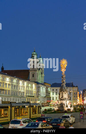 Linz, Hauptplatz (place principale), l'Altes Rathaus (Ancien hôtel de ville), Alter Dom (Cathédrale), le tramway, Dreifaltigkeitssäule (colonne de la Trinité), Donau, Oberösterreich, Autriche, Autriche Banque D'Images