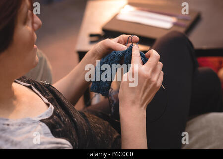 Femme laine à tricoter à l'atelier de couture Banque D'Images