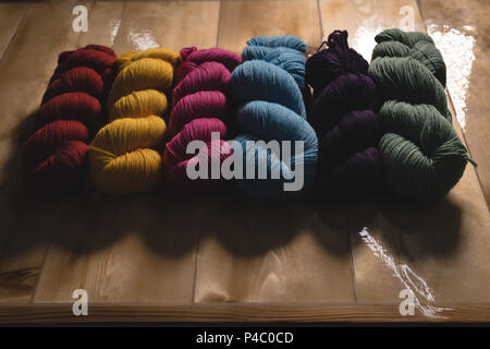 De la laine multicolores disposés en rangée Banque D'Images