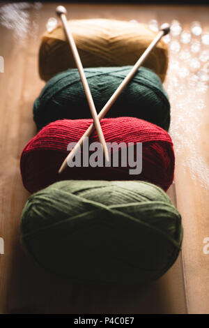 De la laine multicolores disposés en rangée Banque D'Images