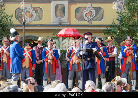 Memmingen, Fischertag fishermens (jour) en face de Steuerhaus (maison d'impôt), les gardes de la ville en costumes traditionnels, souabe, Bavière, Allemagne Banque D'Images