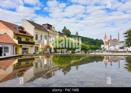 Trencianske Teplice (Trentschinteplitz), spa, promenade Kupelna, effet mirrow dans bassin, Slovaquie Banque D'Images