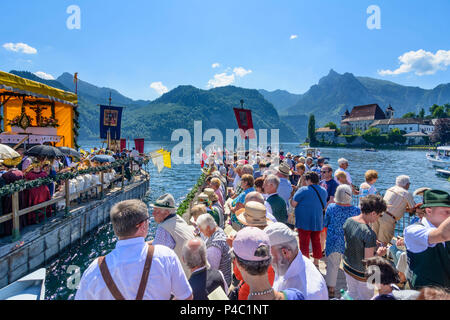 Traunkirchen, procession maritime au lac Traunsee à Corpus Christi holiday, navire, les femmes avec Goldhaube Goldhauben (golden cap caps), église drapeaux, Salzkammergut, Haute Autriche, Autriche Banque D'Images