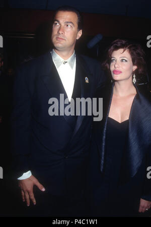 LOS ANGELES, CA - 16 novembre : (L-R) acteur Steven Seagal et actrice Kelly LeBrock assister au centre du Pacifique pour la psychothérapie deuxième Pacte annuel Prix hommage le 16 novembre 1991 au Westin Bonaventure Hotel à Los Angeles, Californie. Photo de Barry King/Alamy Stock Photo Banque D'Images