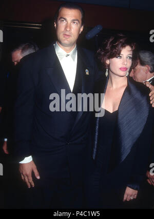 LOS ANGELES, CA - 16 novembre : (L-R) acteur Steven Seagal et actrice Kelly LeBrock assister au centre du Pacifique pour la psychothérapie deuxième Pacte annuel Prix hommage le 16 novembre 1991 au Westin Bonaventure Hotel à Los Angeles, Californie. Photo de Barry King/Alamy Stock Photo Banque D'Images