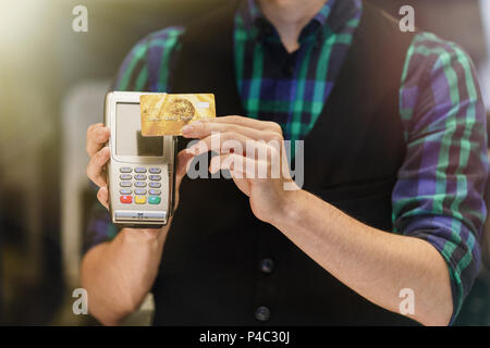 Sans fil à la clientèle ou le paiement sans contact à l'aide de crédit voiture Banque D'Images