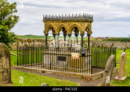 Héroïne victorienne locale Grace Darling's tombe dans le cimetière, Bamburgh Northumberland, au Royaume-Uni. Banque D'Images