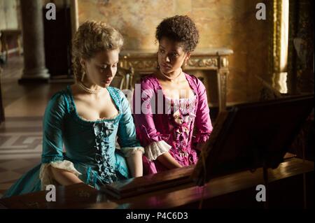 Titre original : BELLE. Titre en anglais : BELLE. Directeur de film : AMMA ASANTE. Année : 2013. Stars : GUGU MBATHA-RAW ; SARAH GADON. Île de Man Crédit : FILM / Album Banque D'Images