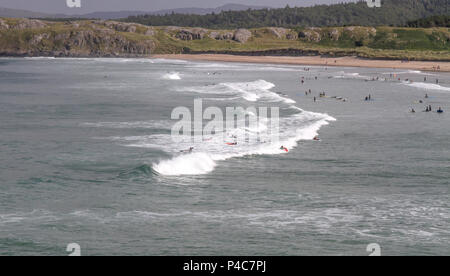 Les personnes qui apprennent à surfer sur la plage en Irlande - Marble Hill Comté de Donegal. Banque D'Images