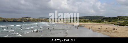 Écoles de surf et de personnes surfant dans le comté de Donegal, Irlande, avec les gens qui suivent à partir de la plage. Banque D'Images