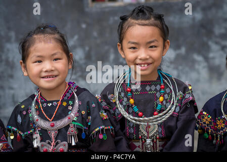 Les jeunes filles habillées en argenté lourds colliers, village de minorités ethniques Yao Lu Maolan, Libo, province du Guizhou, Chine Banque D'Images