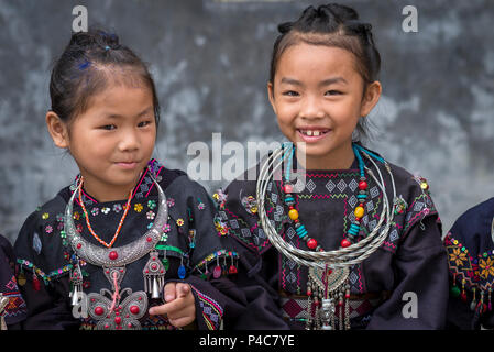 Les jeunes filles habillées en argenté lourds colliers, village de minorités ethniques Yao Lu Maolan, Libo, province du Guizhou, Chine Banque D'Images