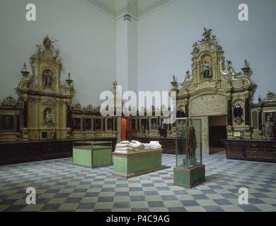 SACRISTIA DE ESTILO HERRERIANO CON RETABLOS DEL SIGLO XVIII CON LA ESCULTURA SEPULCRAL DE DON PEDRO LOPEZ DE MENDOZA NATURAL DE OÑA. Emplacement : MONASTERIO DE SAN SALVADOR, ONA, Burgos, Espagne. Banque D'Images