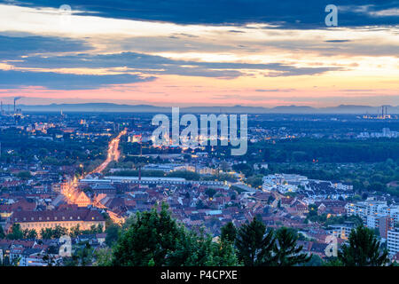 Karlsruhe, district As Karlsruhe-Durlach, vue à partir de la terrasse du Turmberg de montagne à Karlsruhe City et les Vosges (Vogesen) Montagnes, Kraichgau-Stromberg, Bade-Wurtemberg, Allemagne Banque D'Images