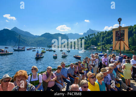 Traunkirchen, procession maritime au lac Traunsee à Corpus Christi holiday, navire, les femmes avec Goldhaube Goldhauben (golden cap caps), église drapeaux, Salzkammergut, Haute Autriche, Autriche Banque D'Images