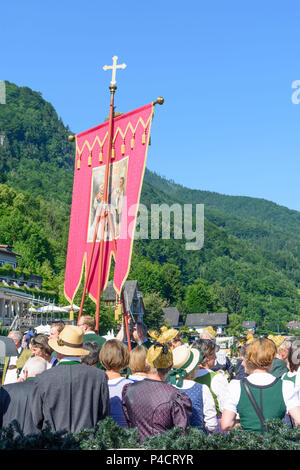 Traunkirchen, procession maritime au lac Traunsee à Corpus Christi holiday, navire, les femmes avec Goldhaube Goldhauben (golden cap caps), église drapeaux, Salzkammergut, Haute Autriche, Autriche Banque D'Images