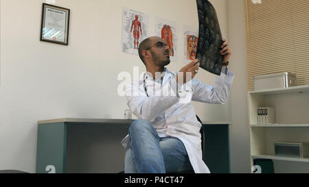 Médecin homme analyse la tomodensitométrie cérébrale x-ray image Banque D'Images