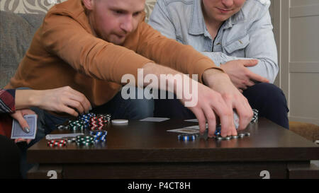 Les joueurs de poker des ados jeu de poker jetons de pari Banque D'Images